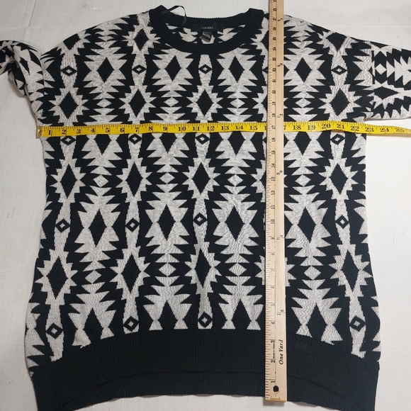 Forever 21 Black and White Longsleeve Pullover Sweater Size Large. - Picture 8 of 10